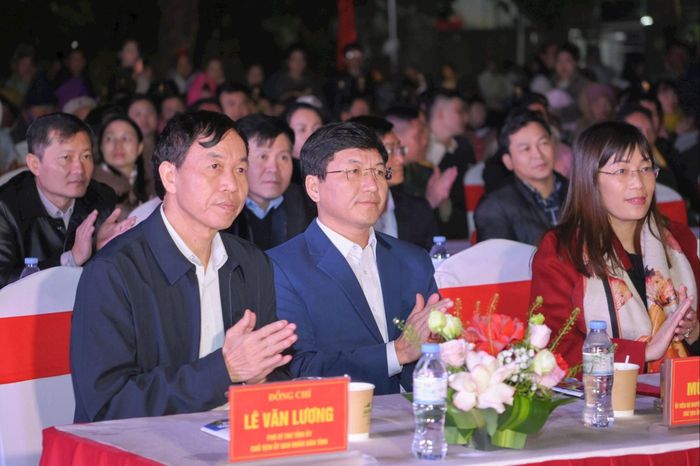 Các đại biểu tham dự buổi lễ.