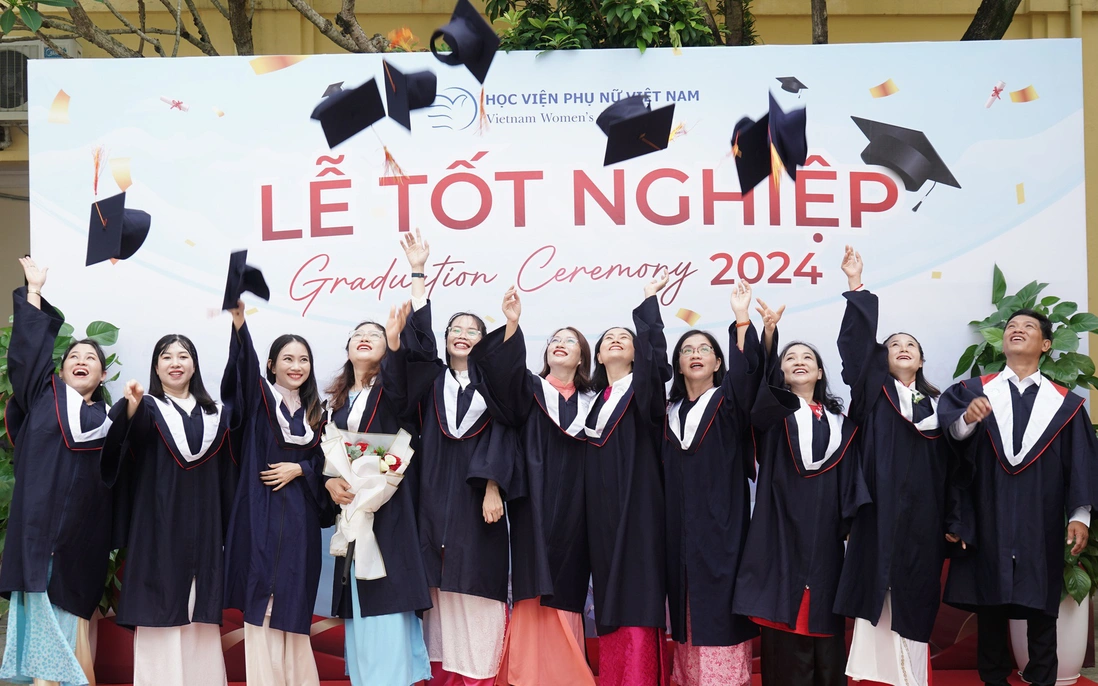 Học viện Phụ nữ Việt Nam trao bằng tốt nghiệp đợt 2 cho 209 sinh viên, học viên
