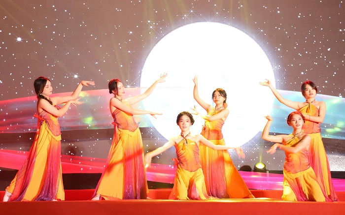 Học viện Phụ nữ Việt Nam: Bùng nổ đêm Đại nhạc hội chào tân sinh viên